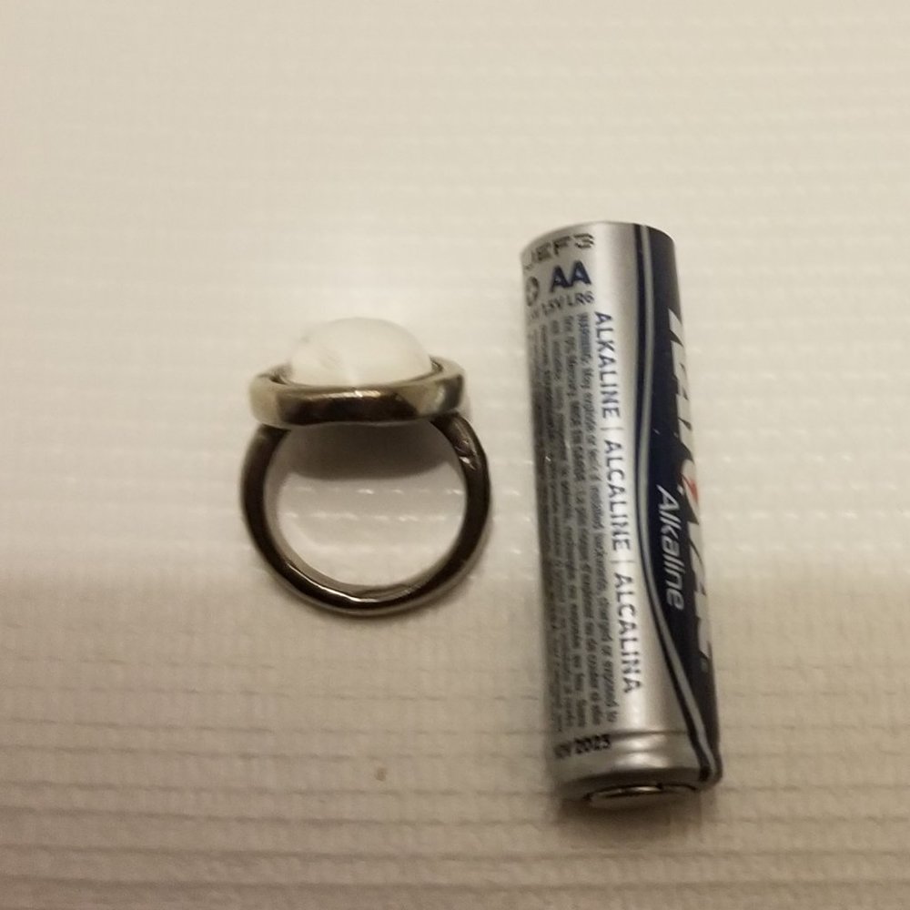 vintage silvertone ring with eerily beautiful gray stone - Picture 11 of 12